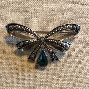 Beautiful silver ribbon pin with green stone